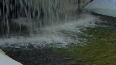 buz buz sarkıtları kışın dondurucu Fountain'dan