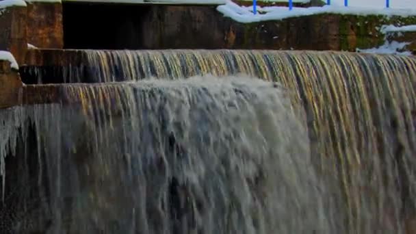 冰凌在冬天冻结喷泉上 — 图库视频影像