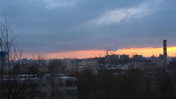 Téli reggel a városban, hajnalban — Stock videók