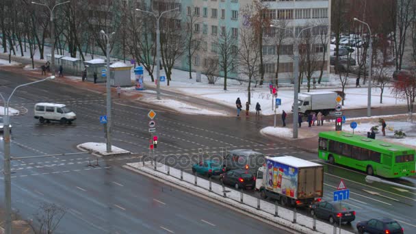 在一个下雪的城市十字路口冬天 — 图库视频影像