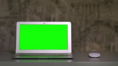 laptop fare yanında yalan masada chromakey olduğu
