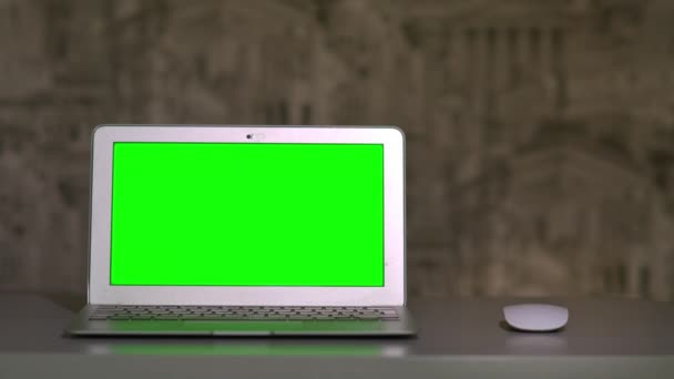 Laptop jest na stole, leżącego obok myszy chromakey — Wideo stockowe