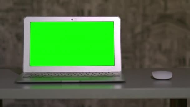 Laptop jest na stole, leżącego obok myszy chromakey — Wideo stockowe