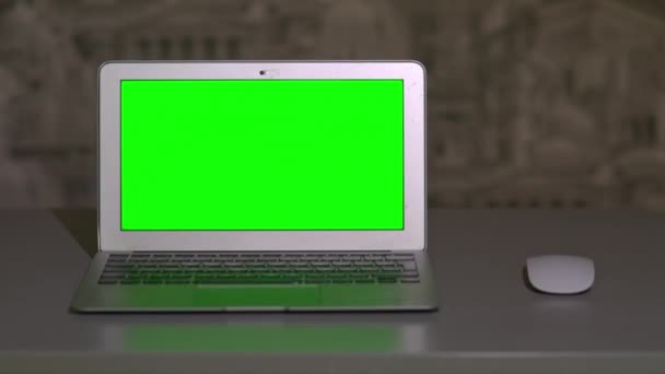 O laptop está sobre a mesa, deitado ao lado do mouse o chromakey — Vídeo de Stock