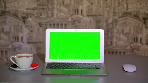 ノート パソコンは、一杯のコーヒー テーブルの上です。クロマキー — ストック動画