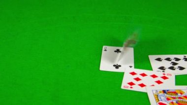 iskambil yeşil masanın üzerine düşüyor