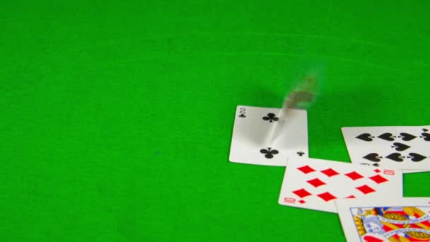 Hrací karty padající na zeleném stole — Stock video