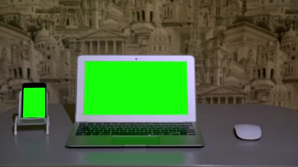 A laptop az asztalon, a smartphone állvány, chroma-key — Stock videók