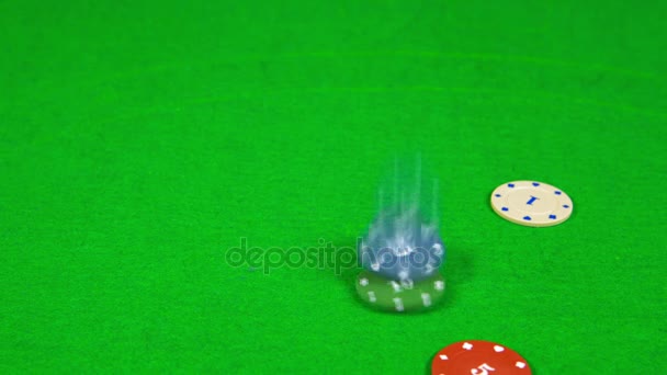 Jetons de casino tombant sur une table — Video