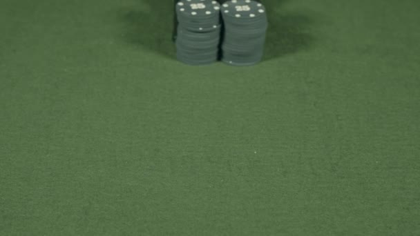 Casino, chips op de tabel verplaatsen — Stockvideo