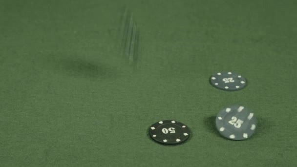 Casino-Chips fallen auf einen Tisch — Stockvideo