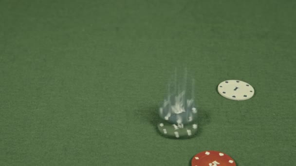 Casinofiches vallen op een tafel — Stockvideo