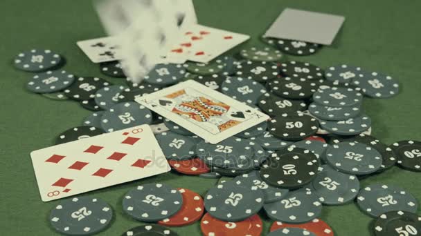 Casino, kaarten vallen op de chips — Stockvideo