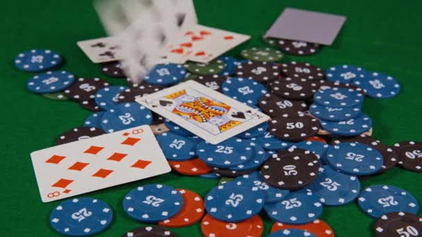 Casino, cartões caindo sobre as fichas — Vídeo de Stock