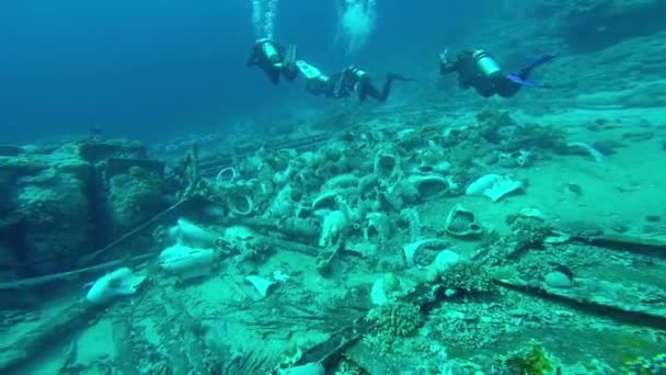 Potápění v Rudém moři skupina potápěčů pod tavidlem — Stock video