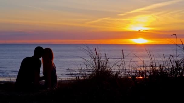 Facet i dziewczyna na tle sea zachód słońca — Wideo stockowe