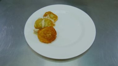 patates gözlemesi ve bir tabak üzerinde et