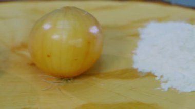 patates, soğan, yumurta ve un bir ahşap stand üzerine yalan