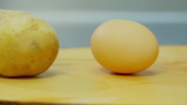 pommes de terre, oignon, oeuf et farine couchés sur un support en bois 