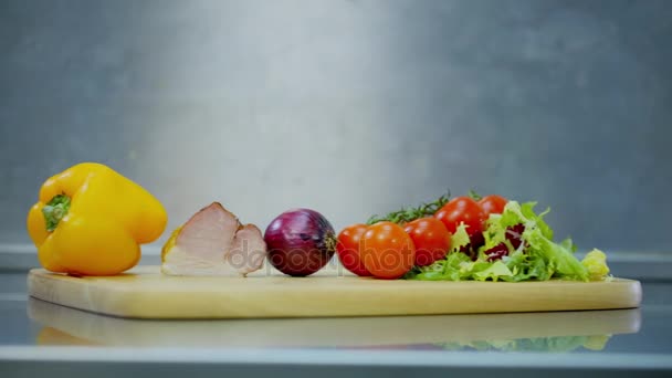 Pimiento, tocino, cebolla, tomate y lechuga, acostado en un soporte de madera — Vídeos de Stock