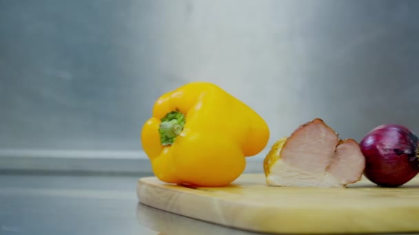 Paprika, slanina, cibule, rajčata a hlávkový salát, ležící na dřevěný stojan — Stock video