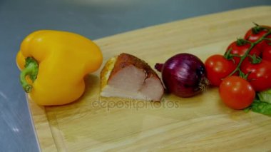dolmalık biber, pastırma, soğan, domates ve marul, bir ahşap stand üzerine yalan