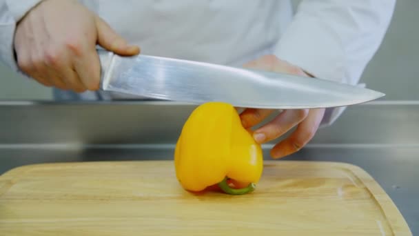 Cocinar rodajas de pimiento amarillo — Vídeos de Stock