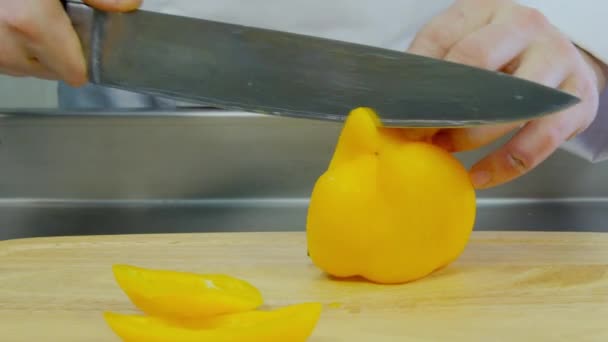 Koken segmenten van gele paprika — Stockvideo