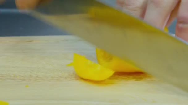 El chef cortó el pimiento amarillo — Vídeo de stock