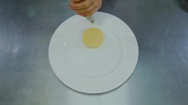 kek üzerine krema uygulamak