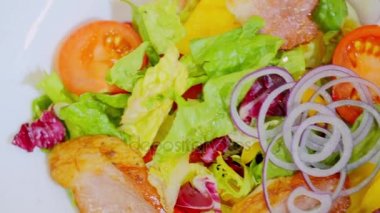 bir tabak güzel salata iplik