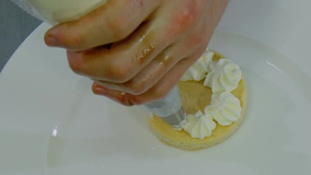Aplicar crema sobre el pastel — Vídeo de stock