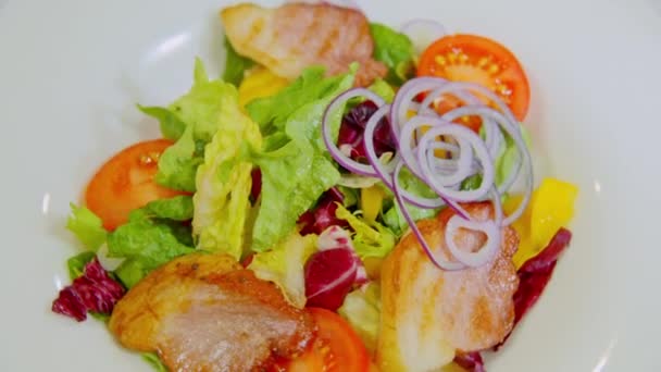 Une assiette de belle salade filant — Video