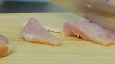 ahşap bir gemide eti kesip