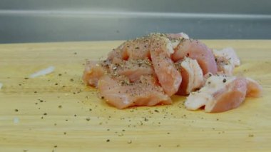 domuz tuz ile masaya serpin