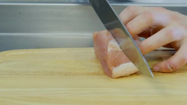 Κόβουμε το κρέας σε ένα ξύλινο ταμπλό με — Αρχείο Βίντεο