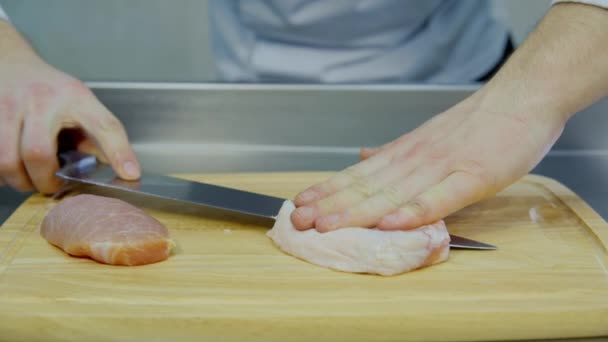 Cortar la carne en una tabla de madera — Vídeos de Stock