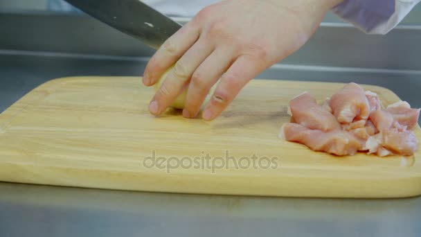 Cortar la carne en una tabla de madera — Vídeos de Stock