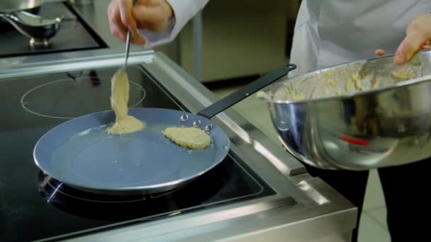 Τηγανίτες πατάτας τηγανίζονται σε τηγάνι — Αρχείο Βίντεο