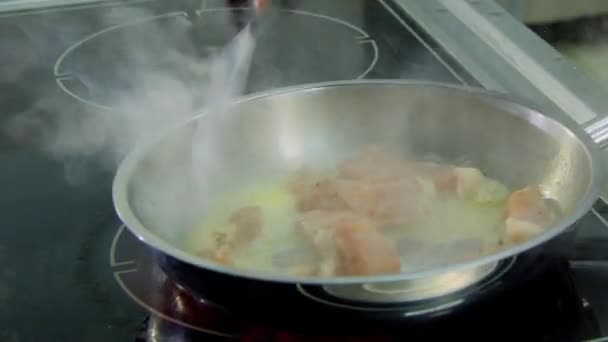 Мясо, обжаренное на сковороде — стоковое видео