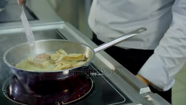 Viande frite dans une poêle — Video