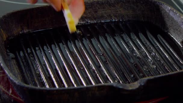 Бекон, жареный на сковороде — стоковое видео