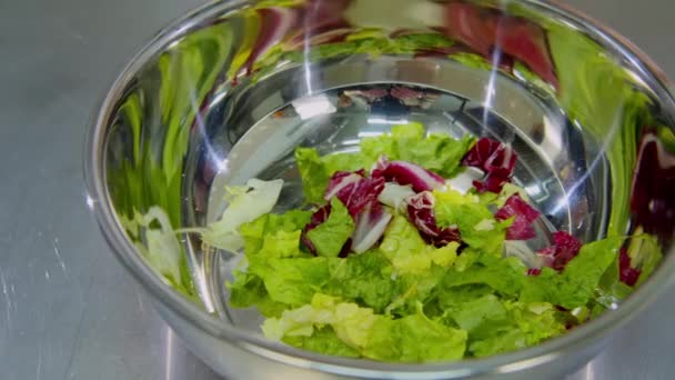 Жовтий перець падає на листя салату — стокове відео