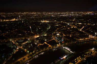 Paris. Eiffel Tower gece görünümü