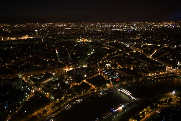 Paris. Eiffel Tower gece görünümü