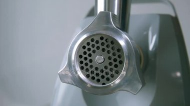 kıyma bir elektrik değirmeni üzerinde