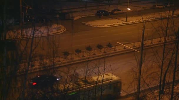 Ночной город, автомобили на дороге — стоковое видео