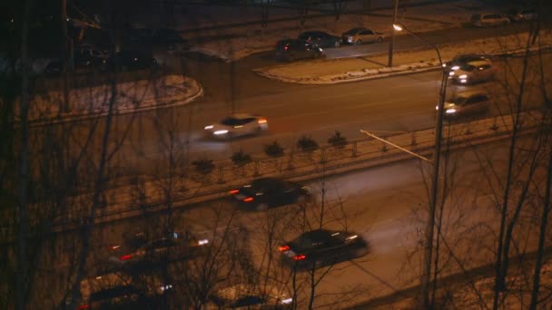 夜晚的城市，在道路上行驶的汽车 — 图库视频影像