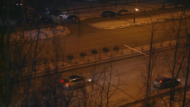 Nacht stad, auto's rijden op de weg — Stockvideo