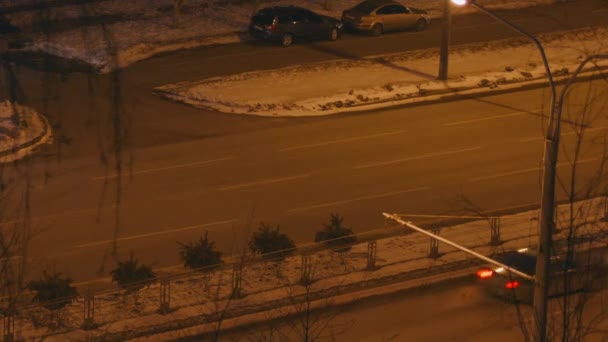 Nacht Stadt, Autos fahren auf der Straße — Stockvideo